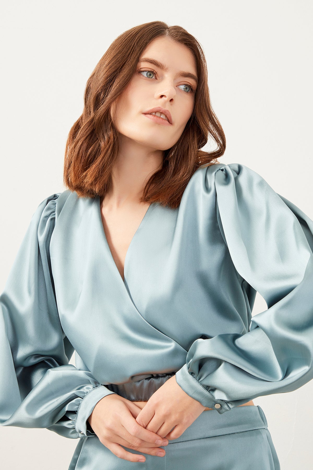 Bebe Mavisi Kruvaze Uzun Geniş Kollu Crop Bluz