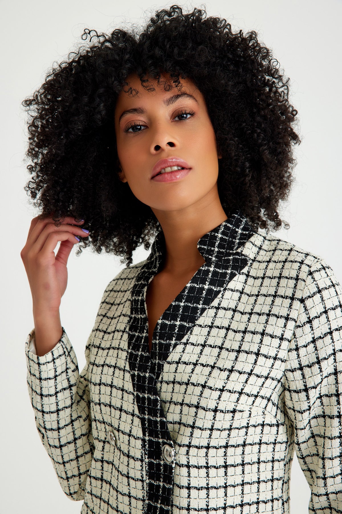 Beyaz Siyah Ekoseli Kısa Kadın Ceket