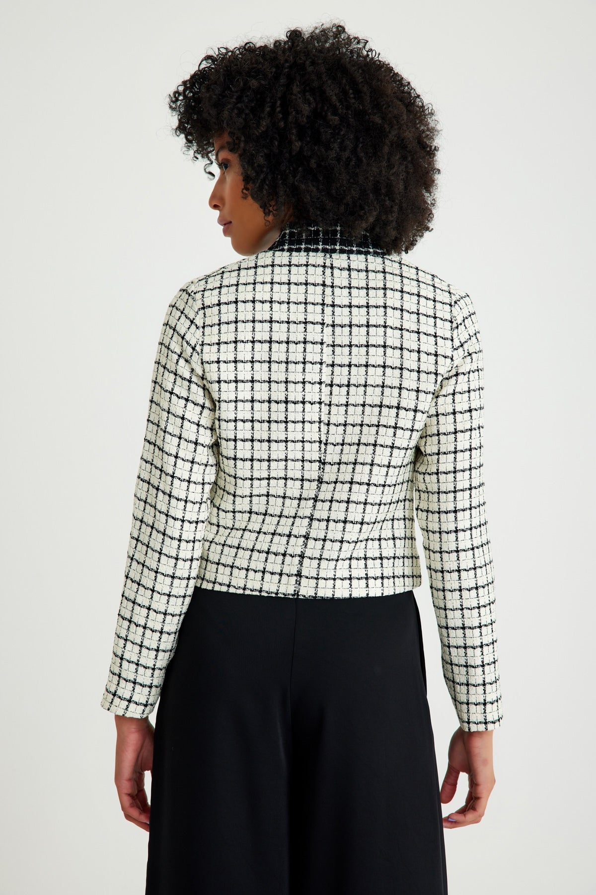 Beyaz Siyah Ekoseli Kısa Kadın Ceket