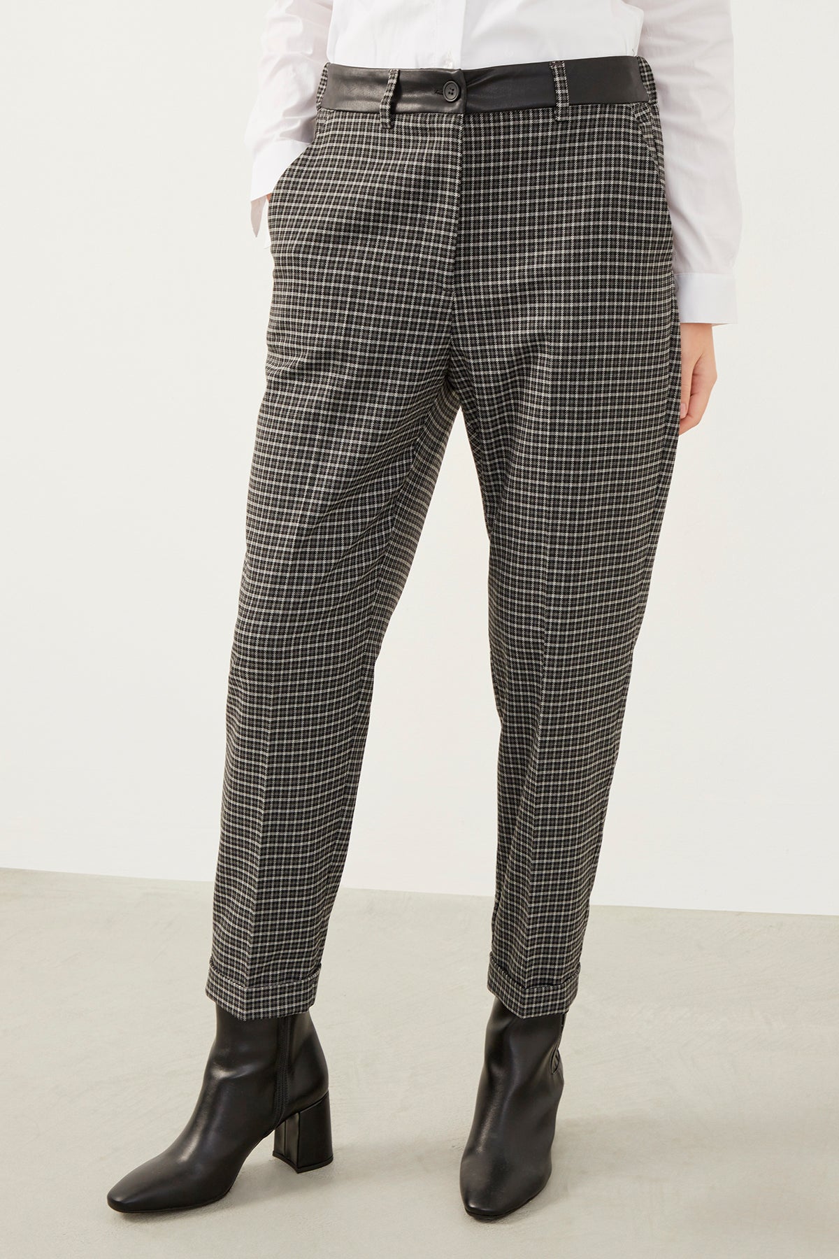 Gray Plaid Carrot Trousers