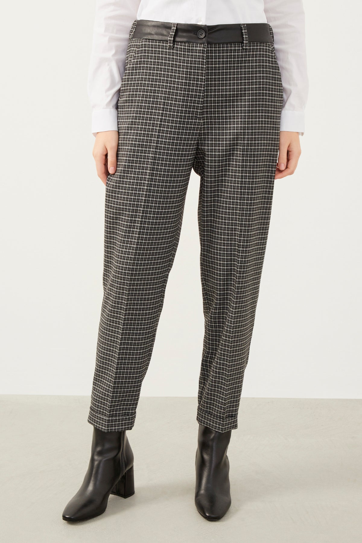 Gray Plaid Carrot Trousers