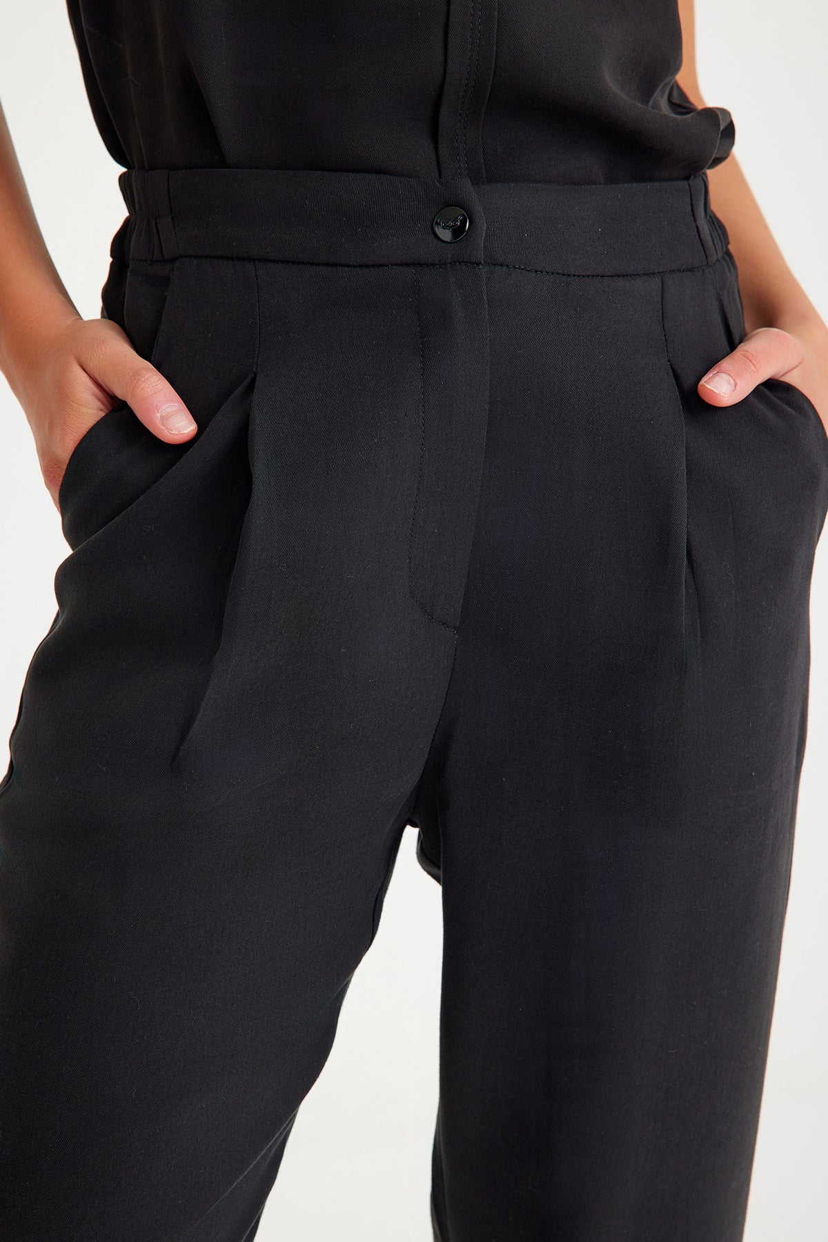 Black Women's Carrot Trousers