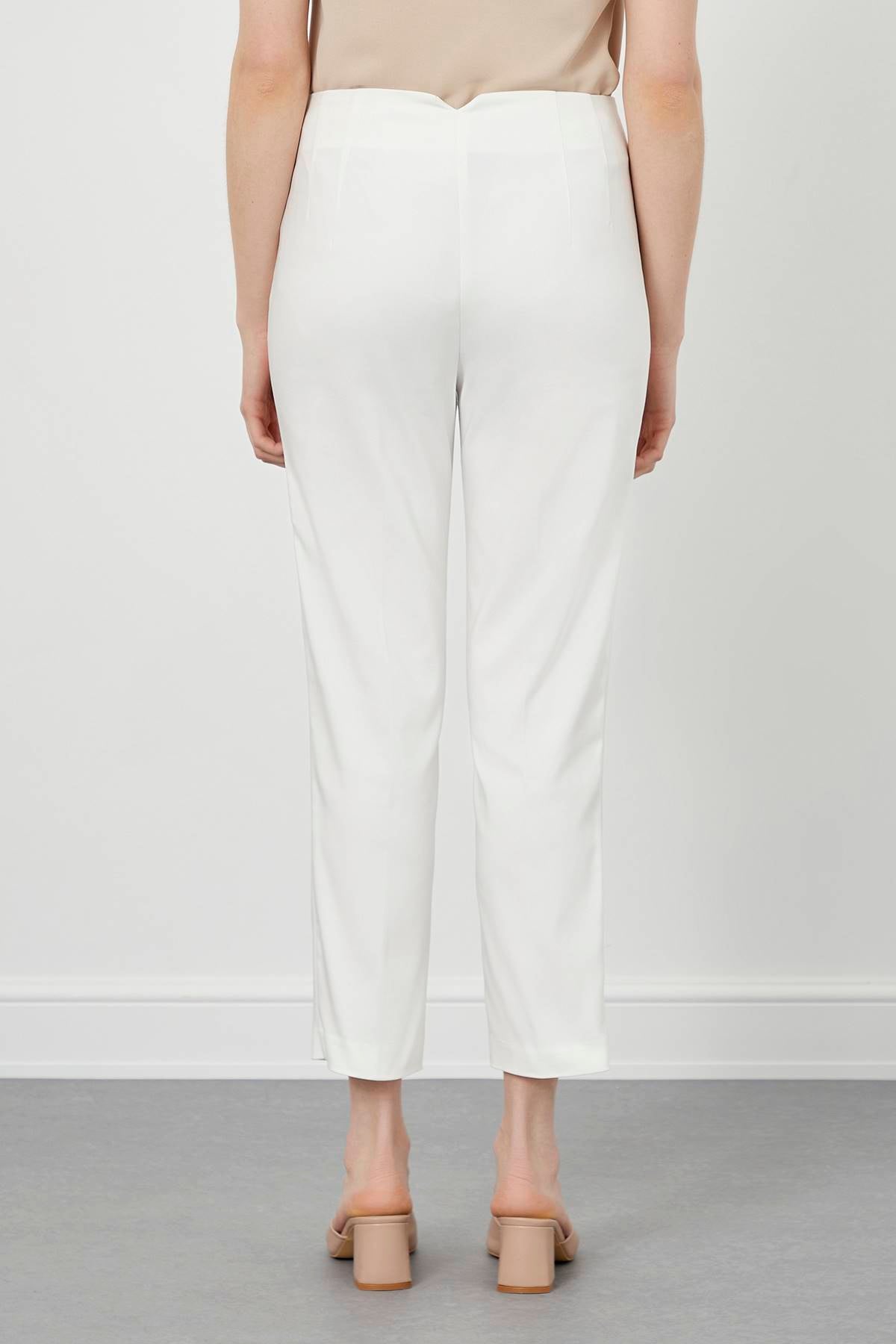 Beyaz Yüksek Bel Yırtmaçlı Kısa Paça Kadın Pantolon