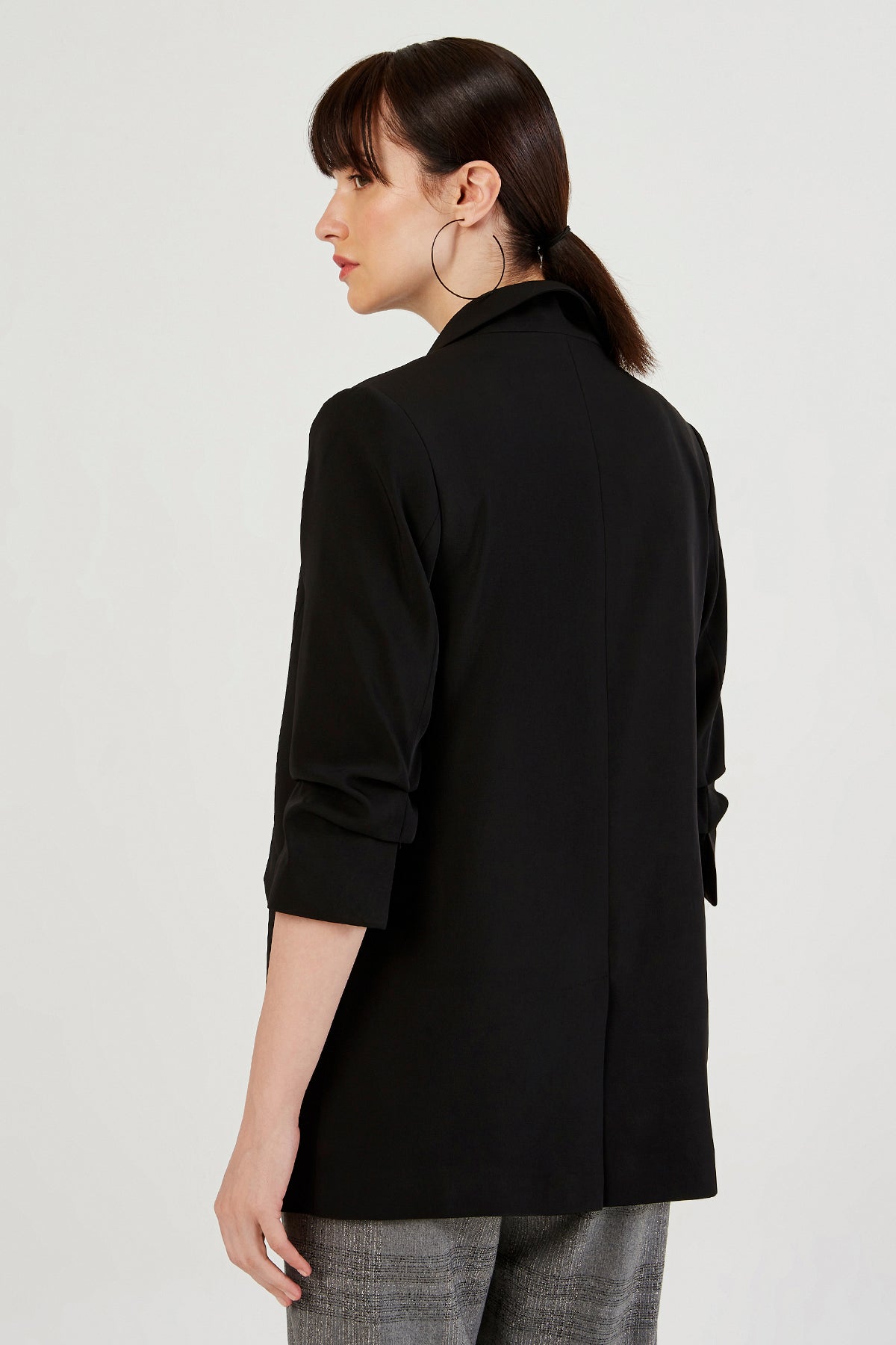 Siyah Kolları Büzgülü Dökümlü Düğmesiz Kadın Blazer Ceket