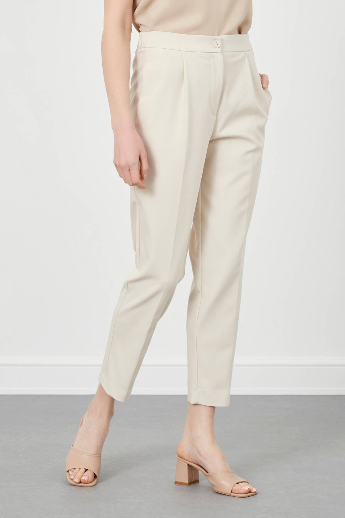 Buy Ted Baker Women Black Solid Carrot-Leg Trousers Online - 735762 | The  Collective