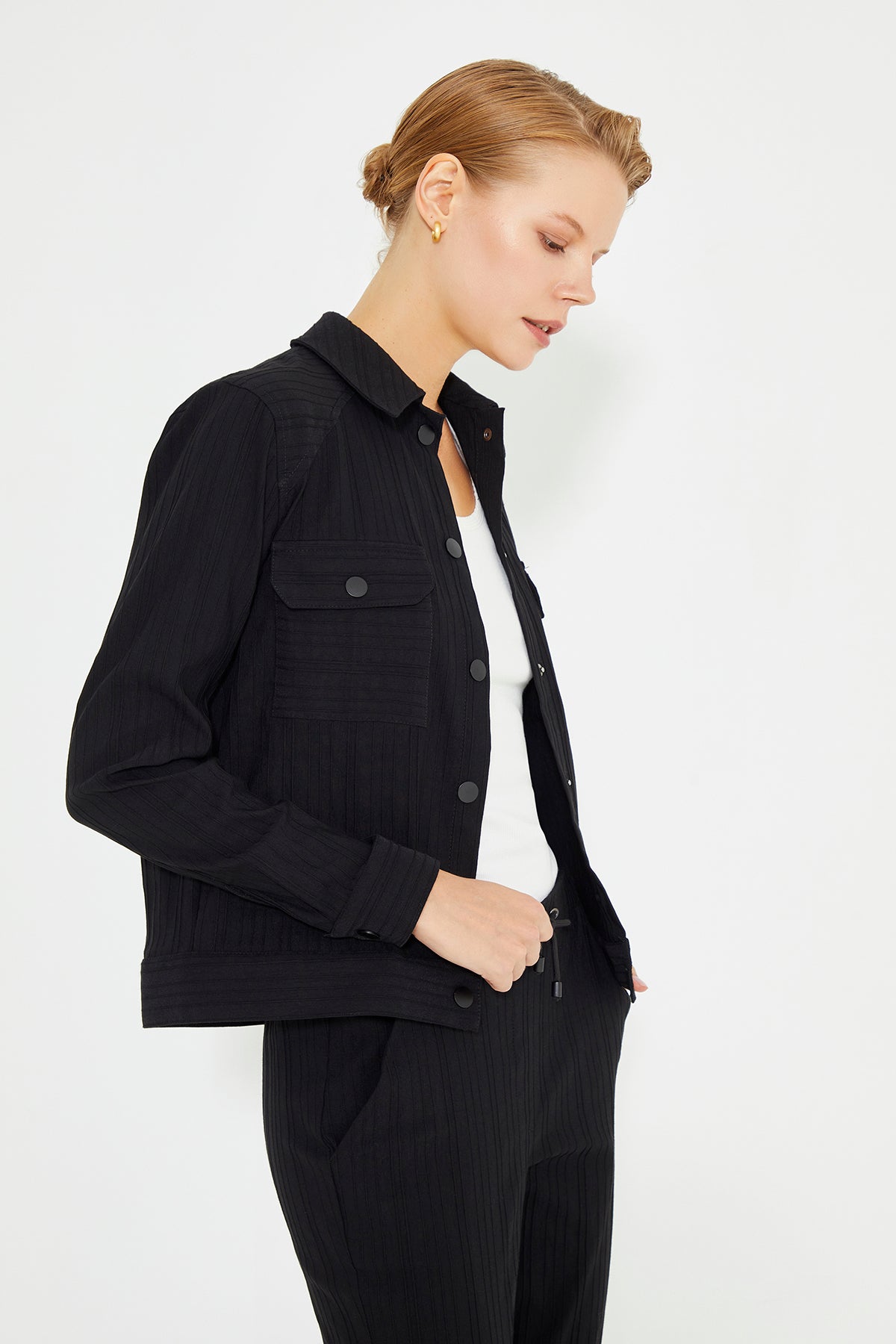 Siyah Gömlek Yakalı Uzun Kollu Kadın Ceket