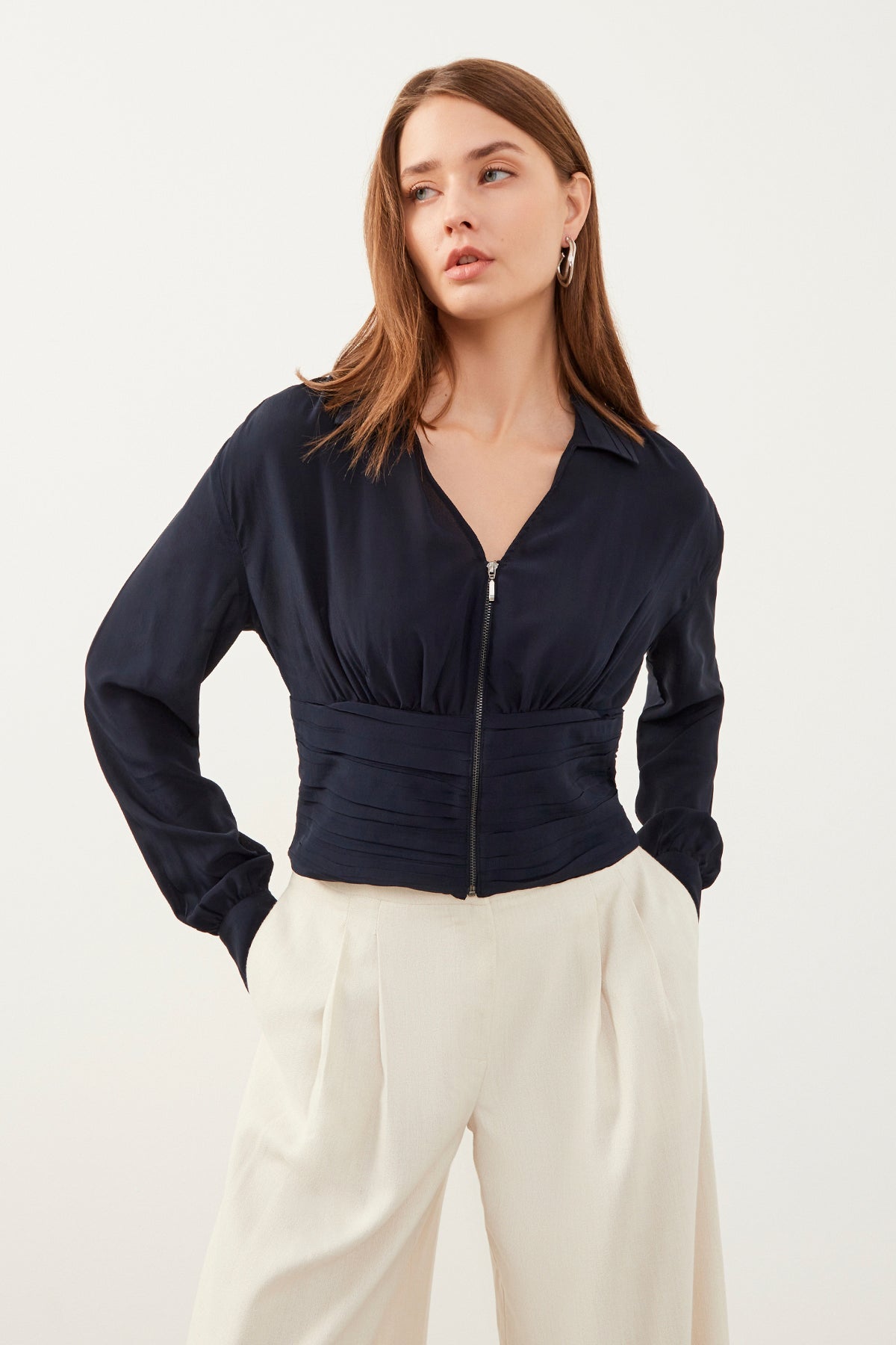 Lacivert Yakalı Önü Fermuarlı Drapeli Bluz