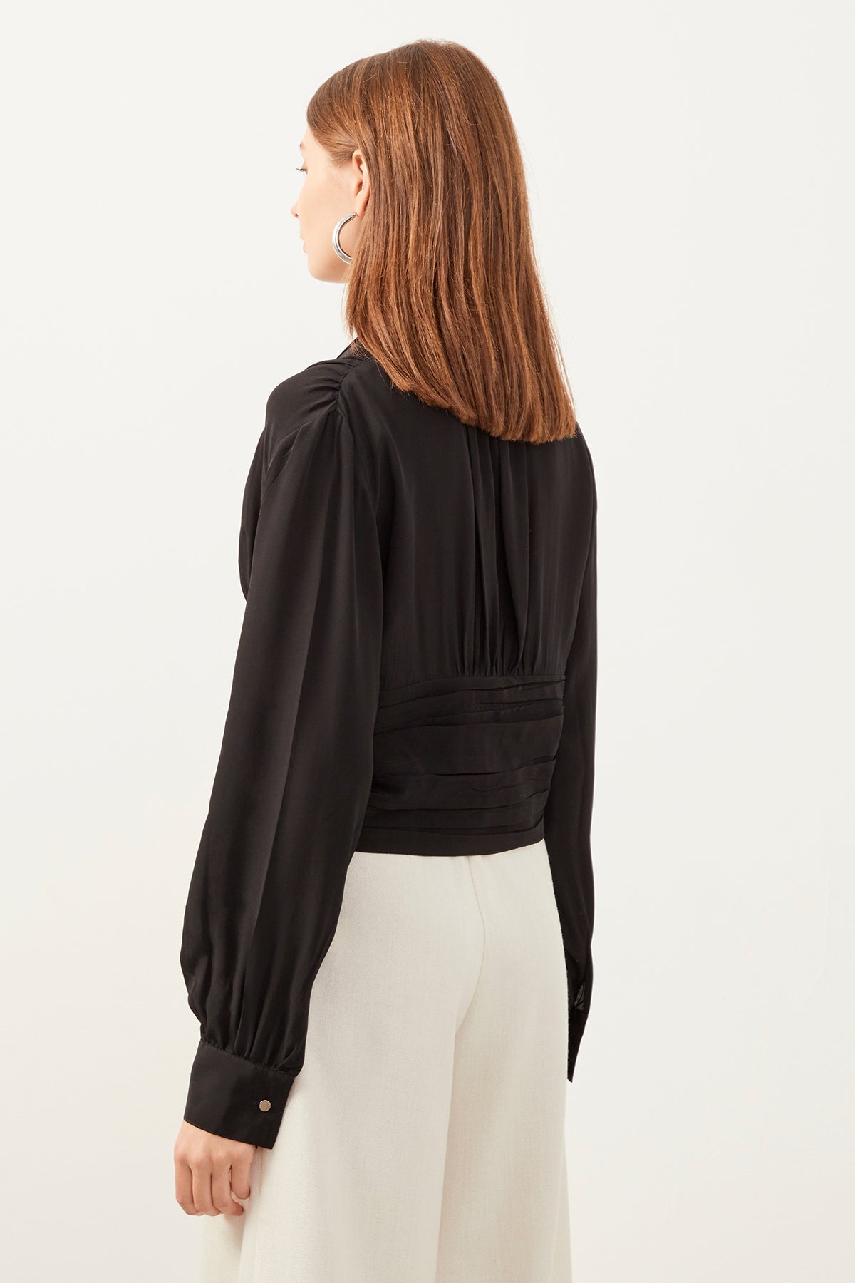 Siyah Yakalı Önü Fermuarlı Drapeli Bluz